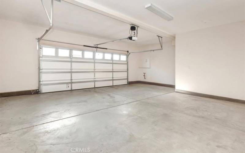 2 car garage w/ direct access & storage space