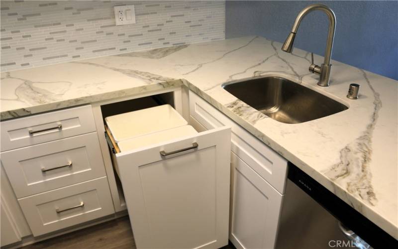 Kitchen Cabinet Dual Trash Cans Pull Out