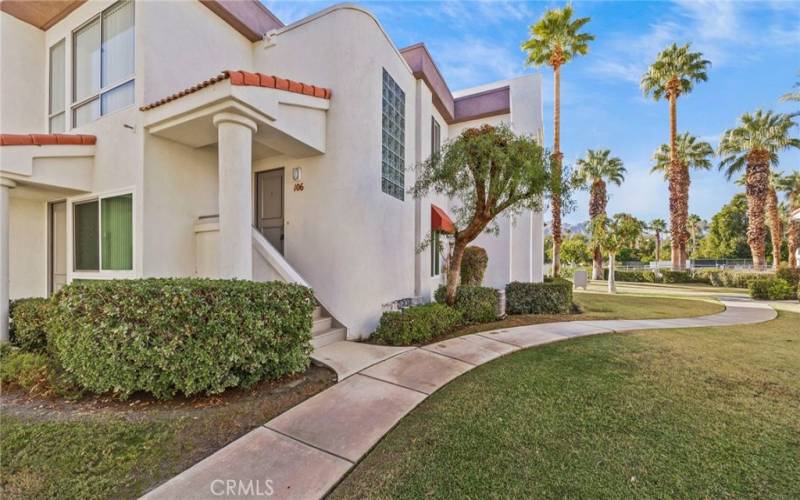 Nice interior location end unit and close to HOA amenities