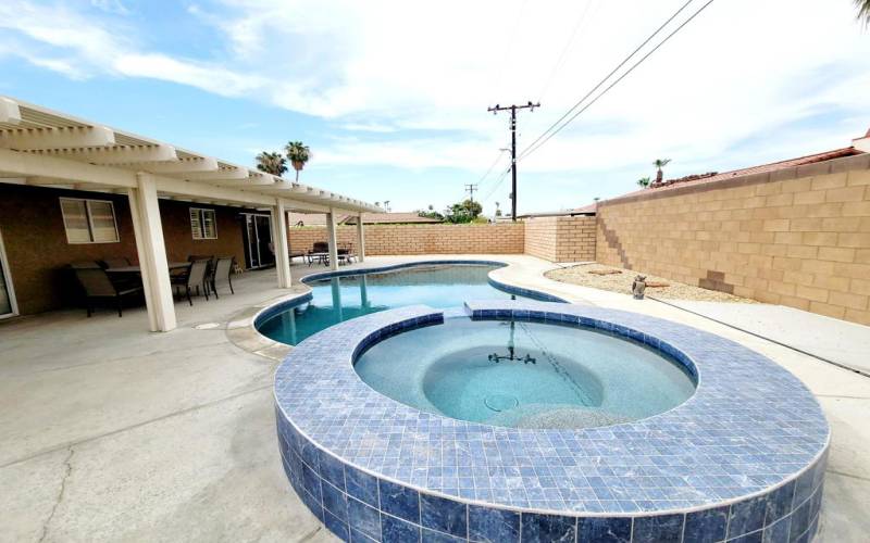 Spa & Pool in Backyard