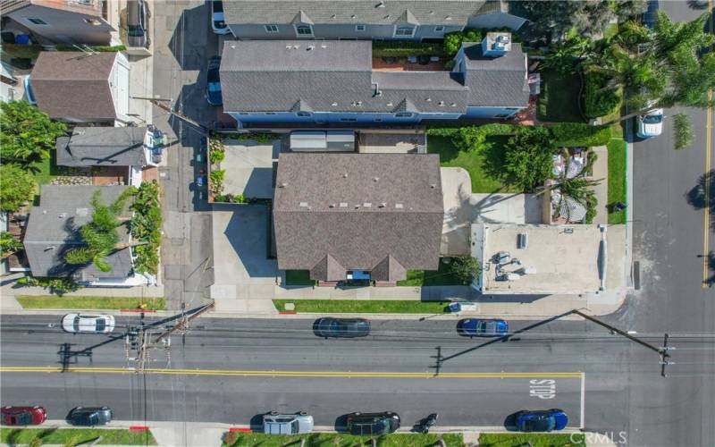 The Corner Market Bakery is on the corner and the two cottages are directly behind the bakery..