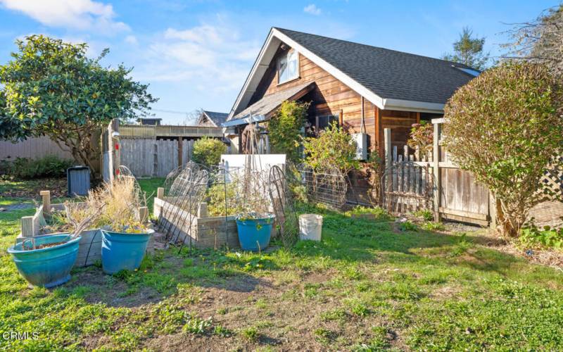 Garden area between the two homes