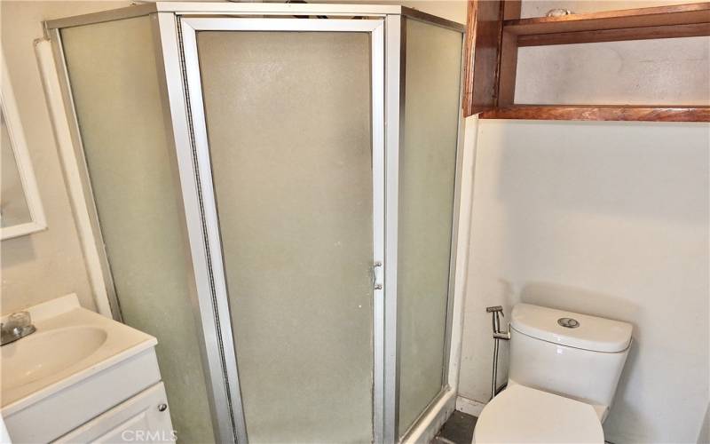 3/4 bath in back 