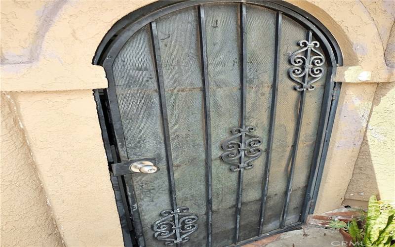 Side entry gate off driveway at rear of home