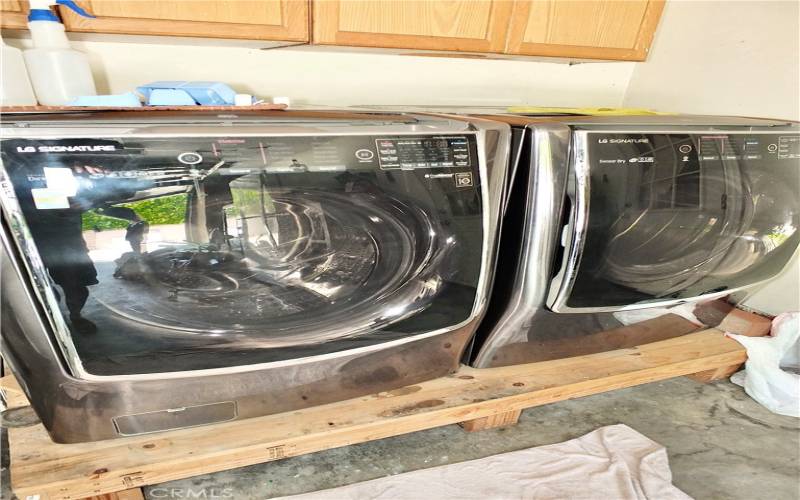 Washer and dryer can stay