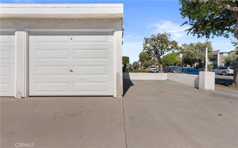 Detached garage and 1 uncovered space