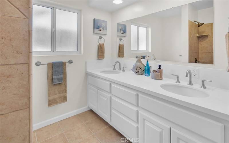 Hall bath with dual sinks, nice space, between front bedroom and one of the back bedrooms