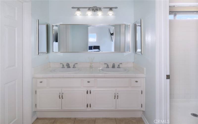 DUAL VANITY SINKS IN MASTER BATH