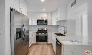 11675 Darlington Avenue 101, Los Angeles, California 90049, 2 Bedrooms Bedrooms, ,2 BathroomsBathrooms,Residential Lease,Rent,11675 Darlington Avenue 101,24457181