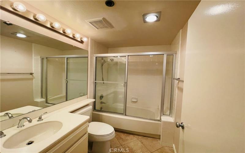 Guest Bathroom with Tub/Shower Combination