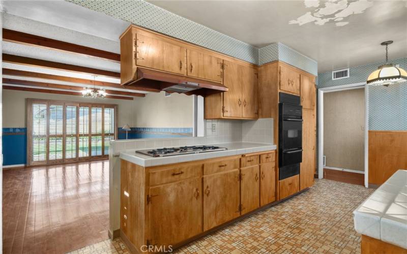 Yes the vintage cooktop and vent hood both work.