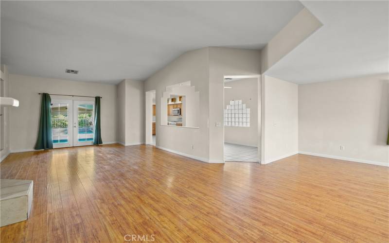 Open floorplan looking to breakfast room