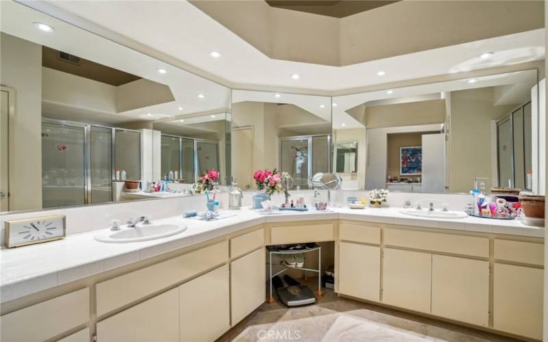 Nice large primary bath with dual sinks and tons of storage.