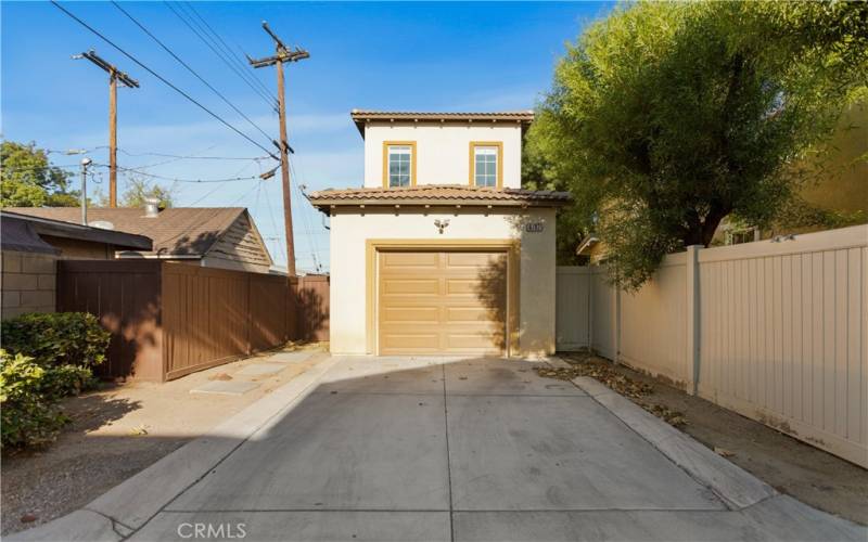 Garage & Parking Space