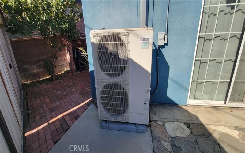 CONDENSER OUTSIDE