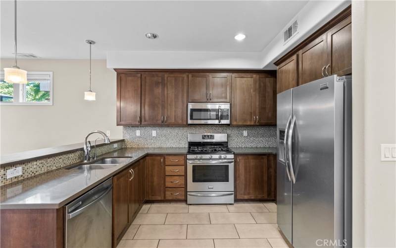 Quartz Counter top in the kitchen Equipped with stainless steel appliances