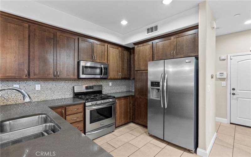 Kitchen equipped with stainless steel appliances