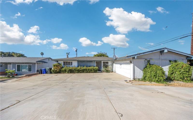 spacious paved frontyard for parking