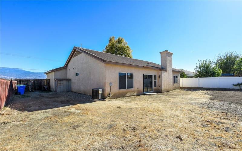 Large side yard with gate, perfect for RV/Trailer parking