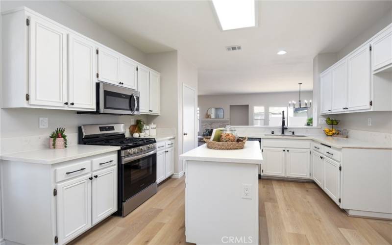 Kitchen center island and brand new appliances