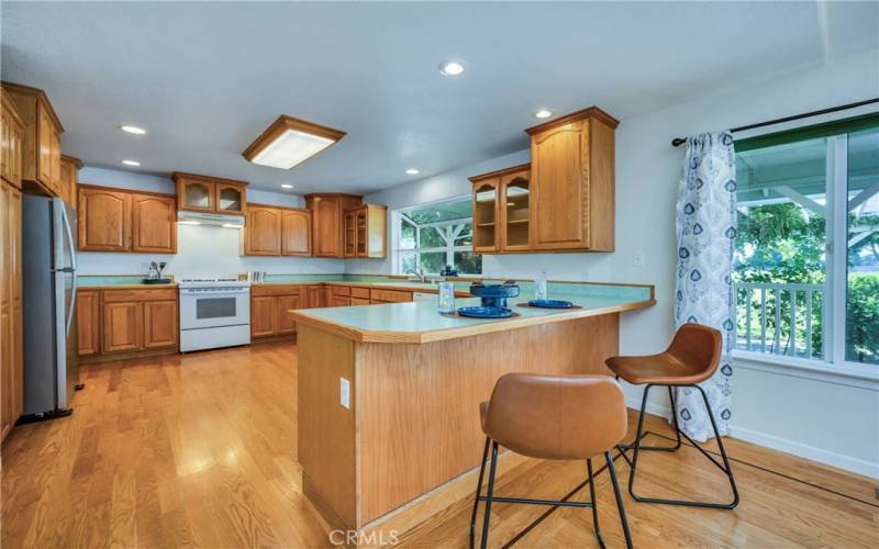 Dining bar between kitchen and nook