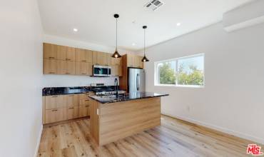 2304 1/2 Hauser Boulevard 1/2, Los Angeles, California 90016, 3 Bedrooms Bedrooms, ,3 BathroomsBathrooms,Residential Lease,Rent,2304 1/2 Hauser Boulevard 1/2,24463989