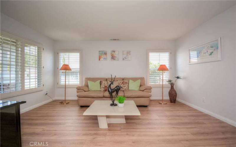 BRIGHT AIRY LIVING ROOM