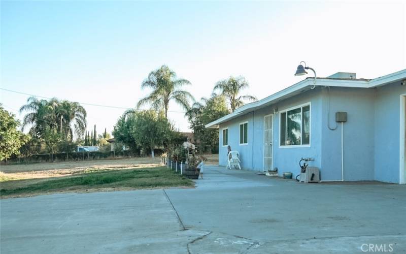 front exterior/driveway