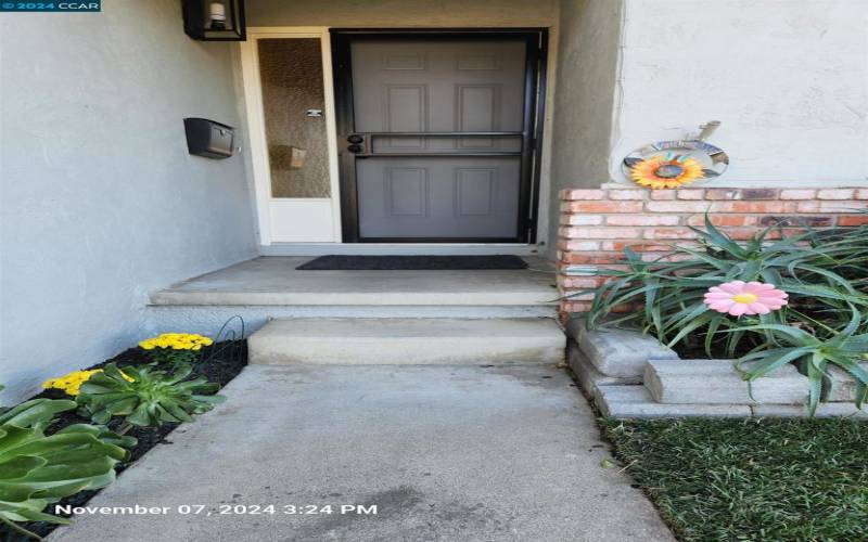 Brand new upgraded security screen door, porch light, mailbox, and RING Video Doorbell