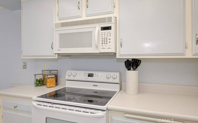 The stove has a nice glass cooktop.