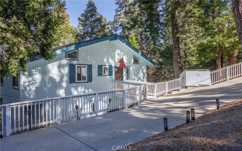 Spacious Drivethru Driveway