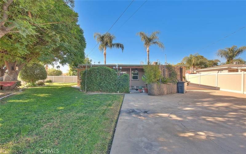 Spacious back yard with auto sprinklers