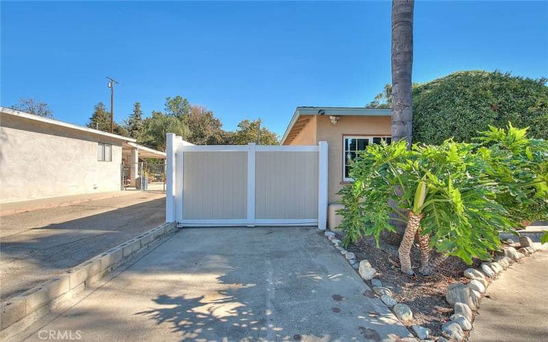 Electric gate to the 3 car garage and back yard