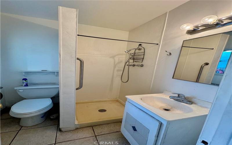 SECOND UNIT BATHROOM