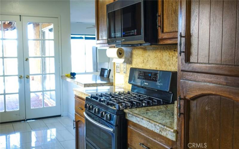 Kitchen stove with full granite back splash