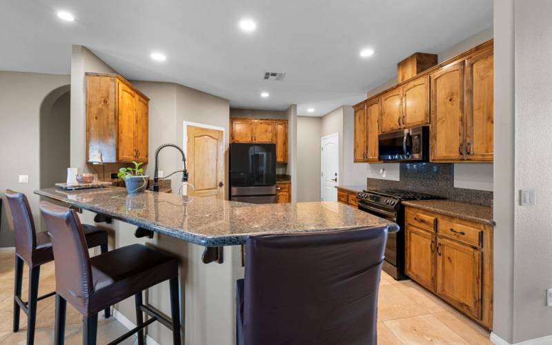 Kitchen W/Counter Seating