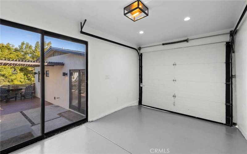 Detached studio, with recessed lighting, light fixture