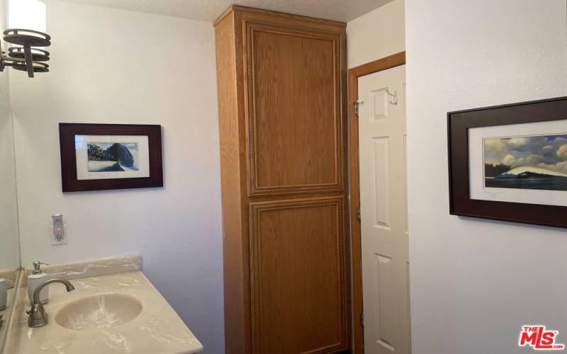 Upstairs bathroom with shower between 2 bedrooms