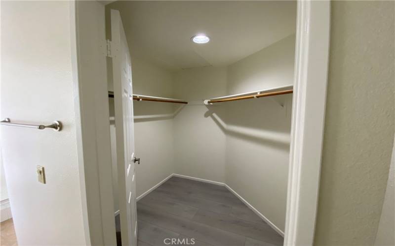 MASTER BEDROOM WALK-IN CLOSET