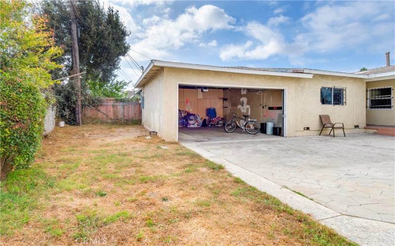 Yard and garage view