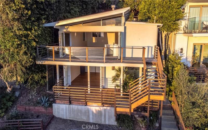 Both levels open up to views decks of the Pacific Ocean and Catalina Island