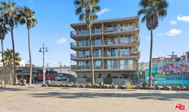 4 20th Avenue 301, Venice, California 90291, 1 Bedroom Bedrooms, ,1 BathroomBathrooms,Residential Lease,Rent,4 20th Avenue 301,24459335