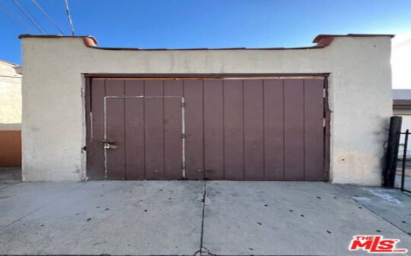 Garage w/ washer/dryer hookups