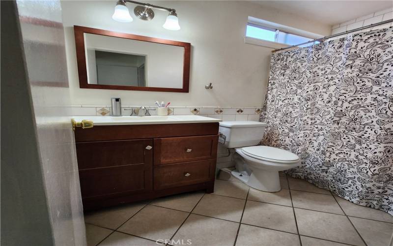 Primary Bathroom w/ shower -tub combo