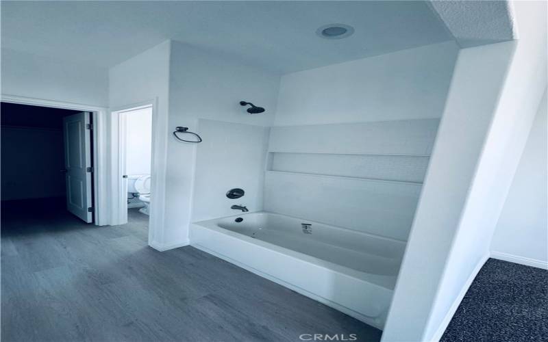 MASTER BEDROOM TUB