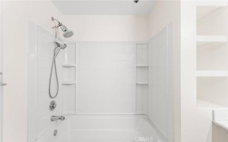 with a low-maintenance shower/tub