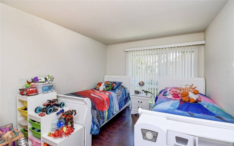 The spacious second bedroom can accommodate two beds and more.