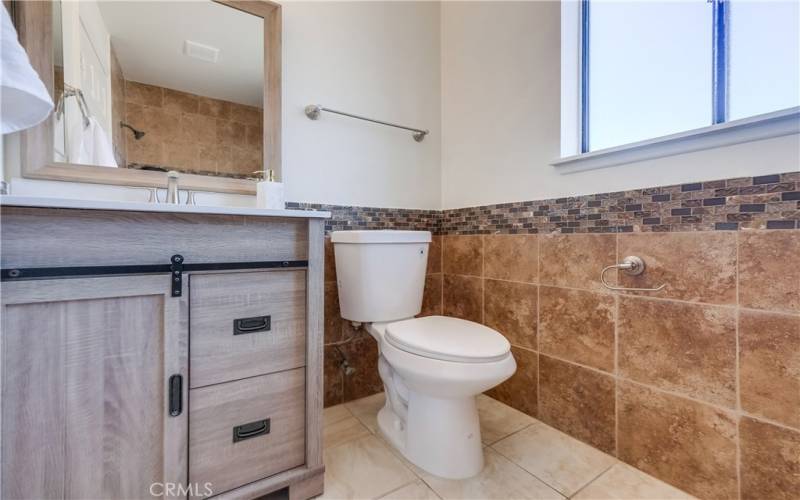 Upstairs second bathroom full bath