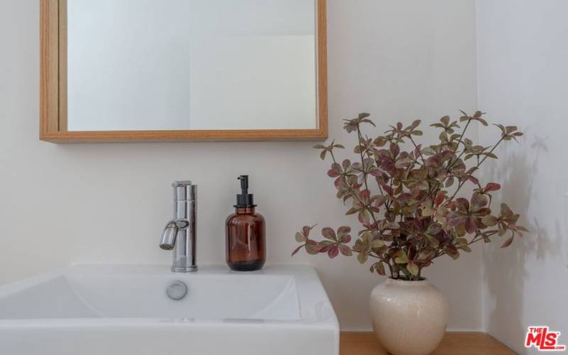 Elegant sink and mirror