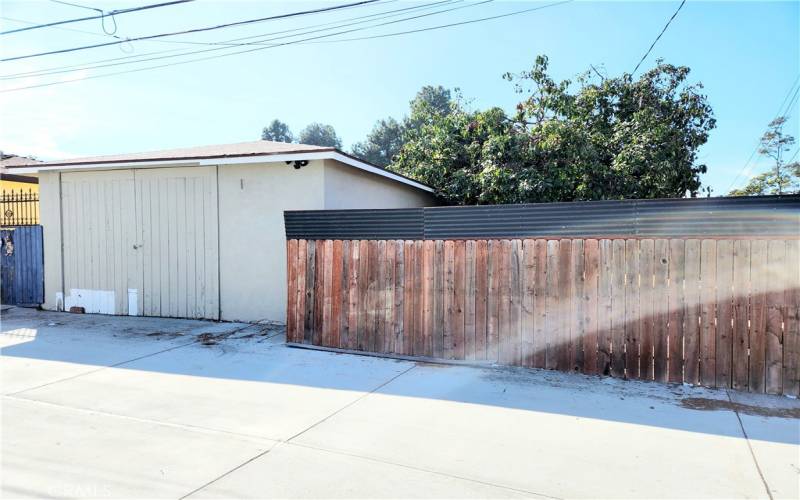 Garage w/Alley Access